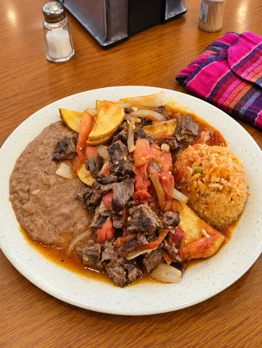 Carne con papas, arroz y frijoles en General Bravo