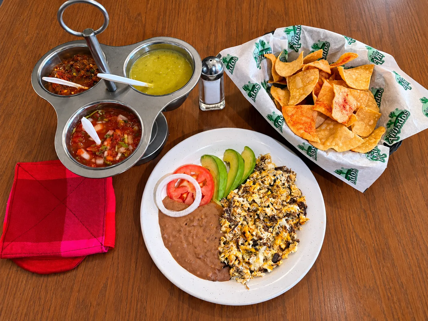 Machacado con huevo en General Bravo, con totopos y salsas