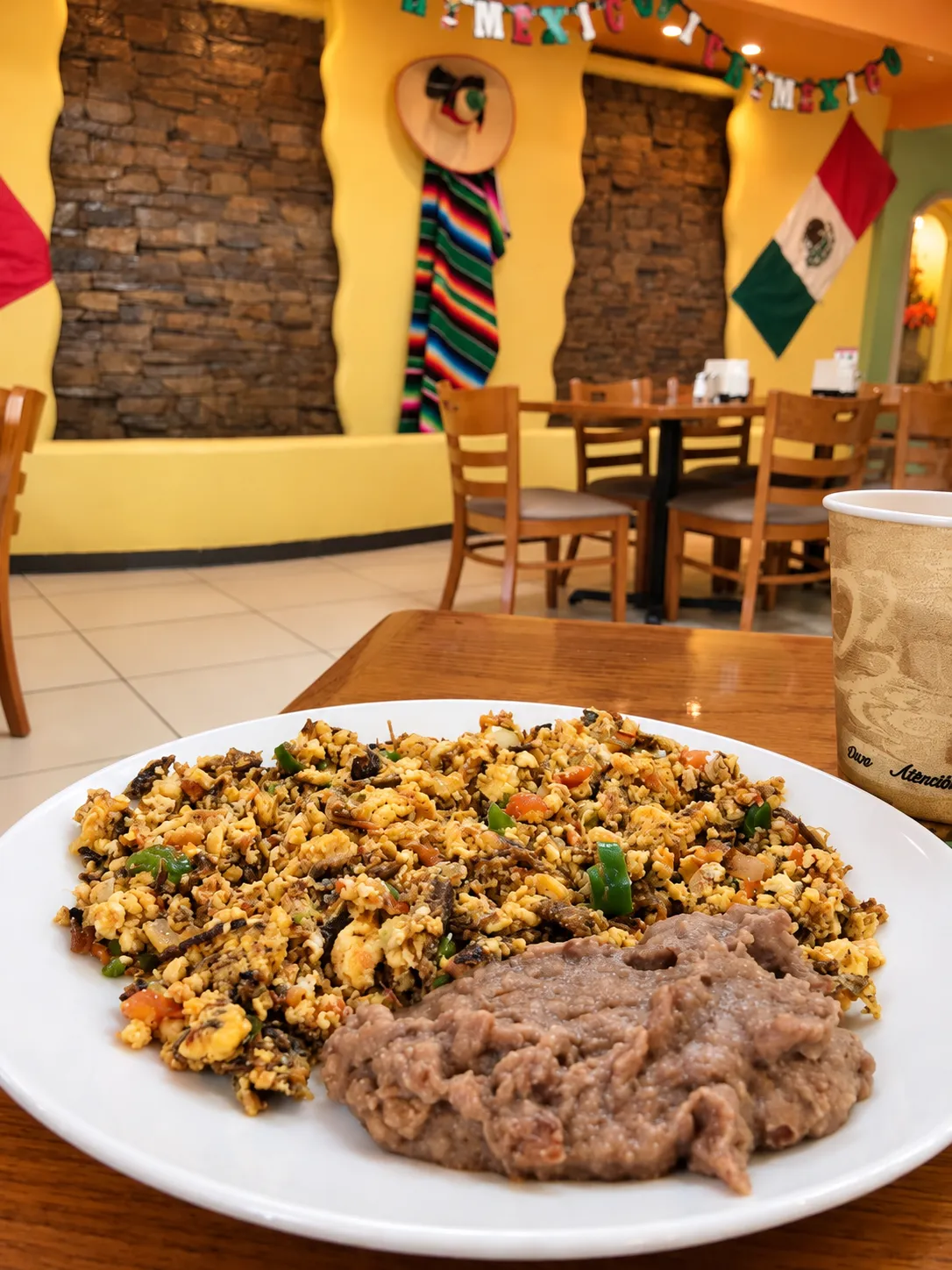 Plato de machacado con huevo y frijoles en el comedor del restaurante Los Ahijados