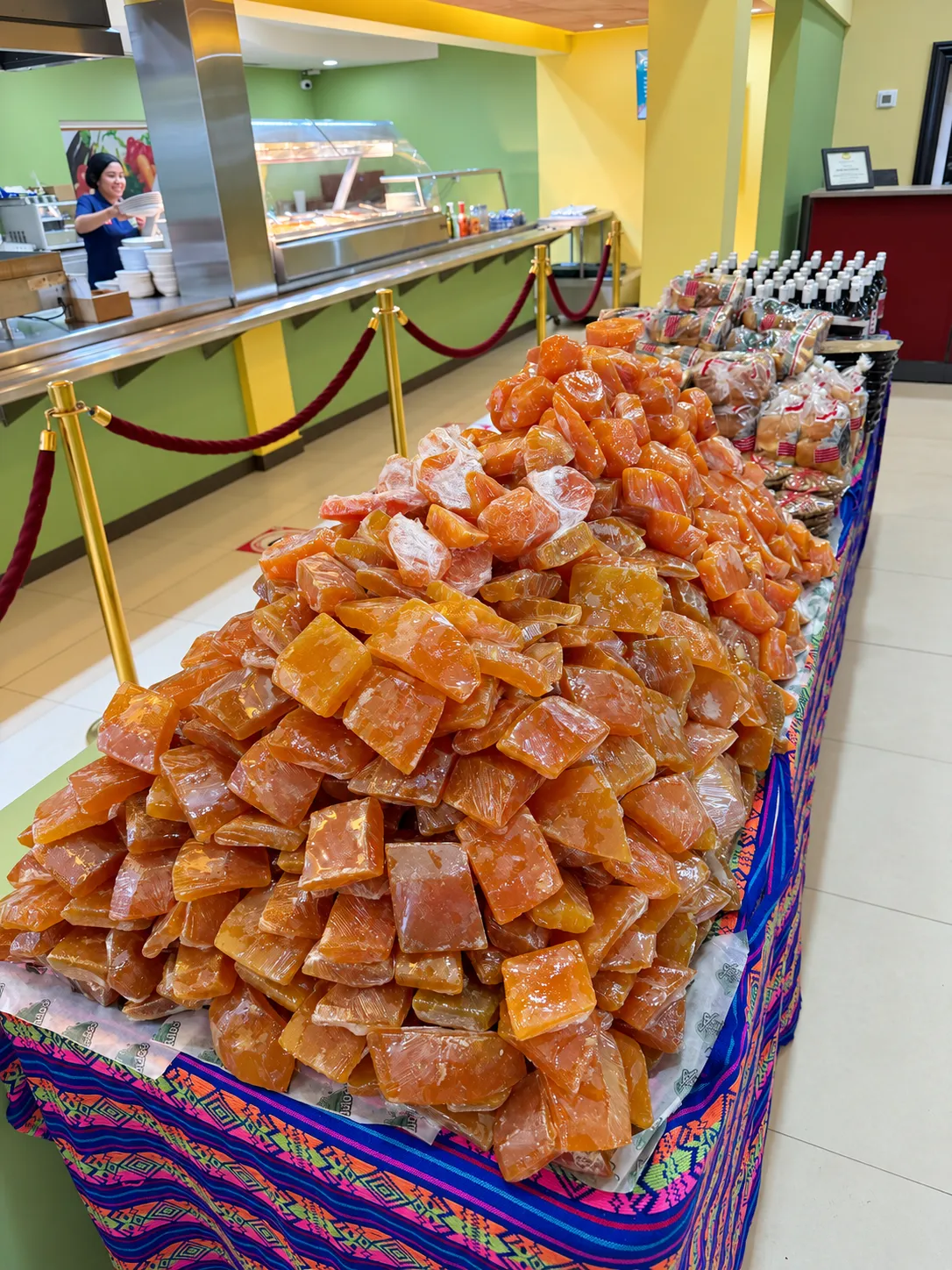 Dulces regionales junto a la barra del restaurante
