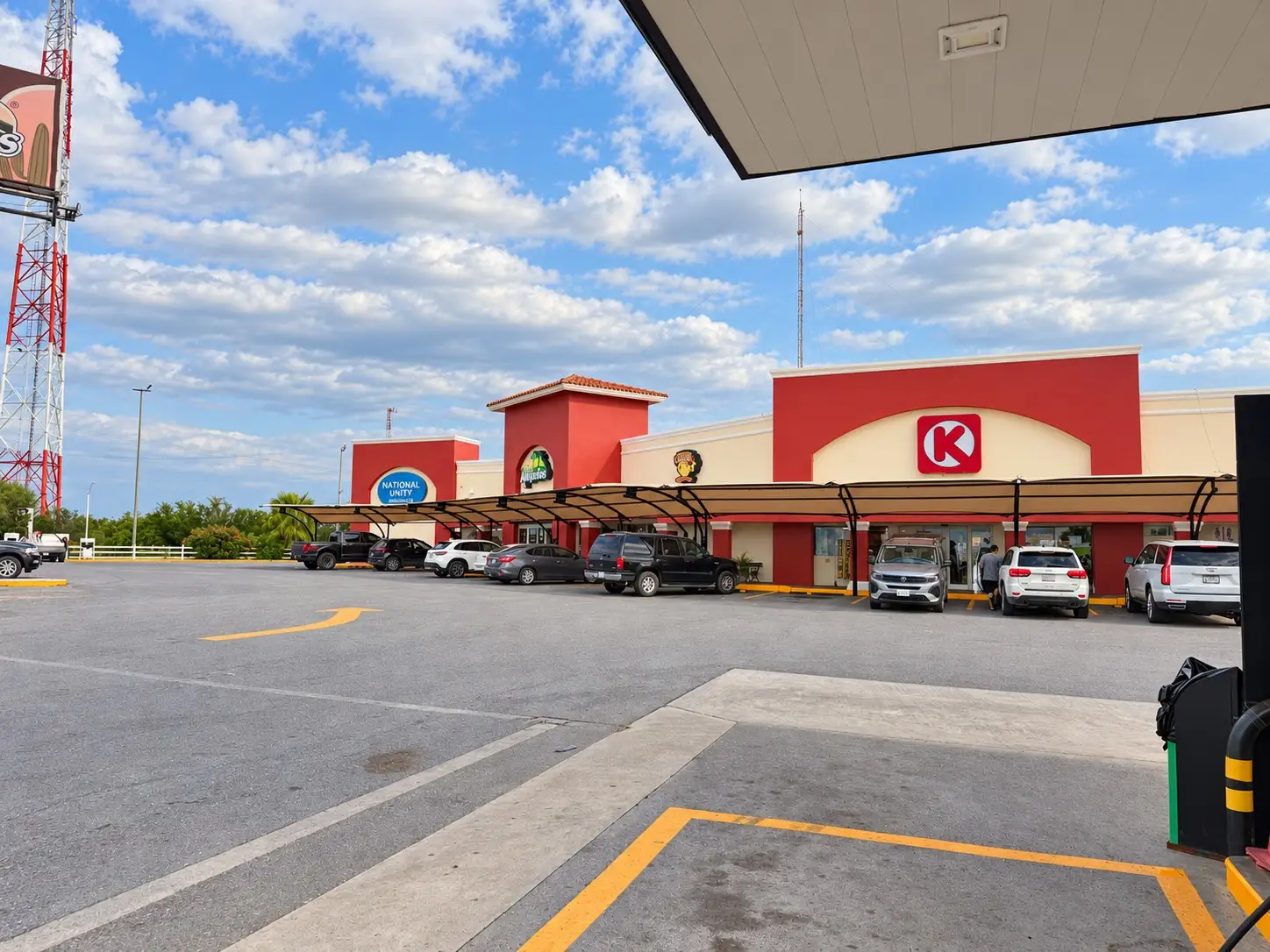 The Los Ahijados stop at km 98.5: restaurant, Circle K and gas station