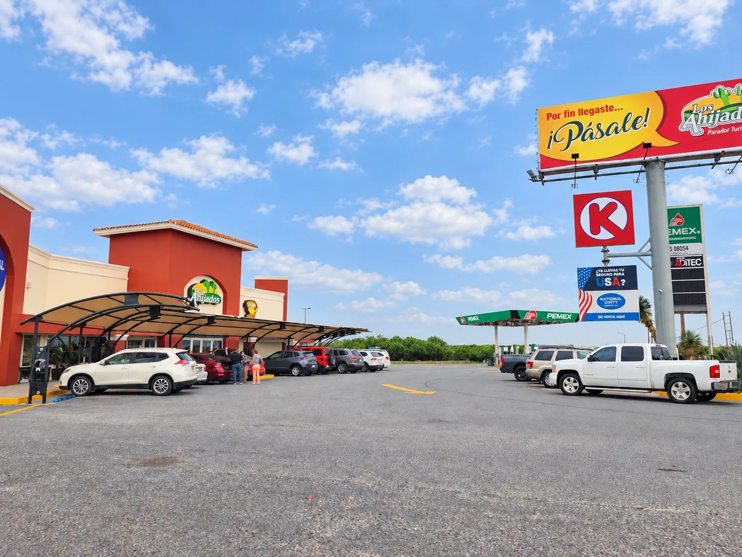 The roadside stop with its ¡Pásale! billboard, Circle K and Pemex