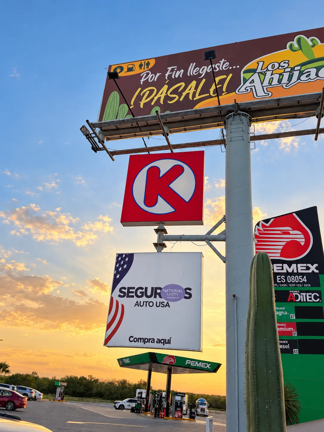 Letrero del parador: Circle K, seguros para Estados Unidos y gasolinera