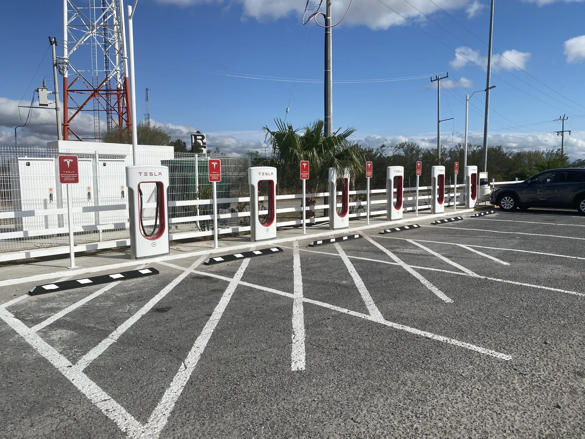 Los seis Superchargers en el estacionamiento del parador